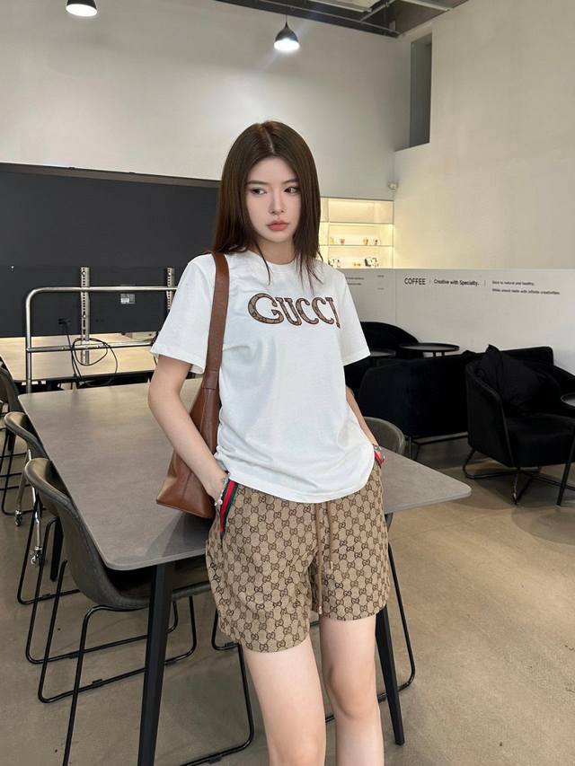上新 Gucci 古驰 25Ss新款套装满满的穿搭高级感 创新面料 轻盈柔软 实物非常赞！上身洋气百搭，美美哒！高品质做工看细节～ 颜色：白色 码数：Sml S