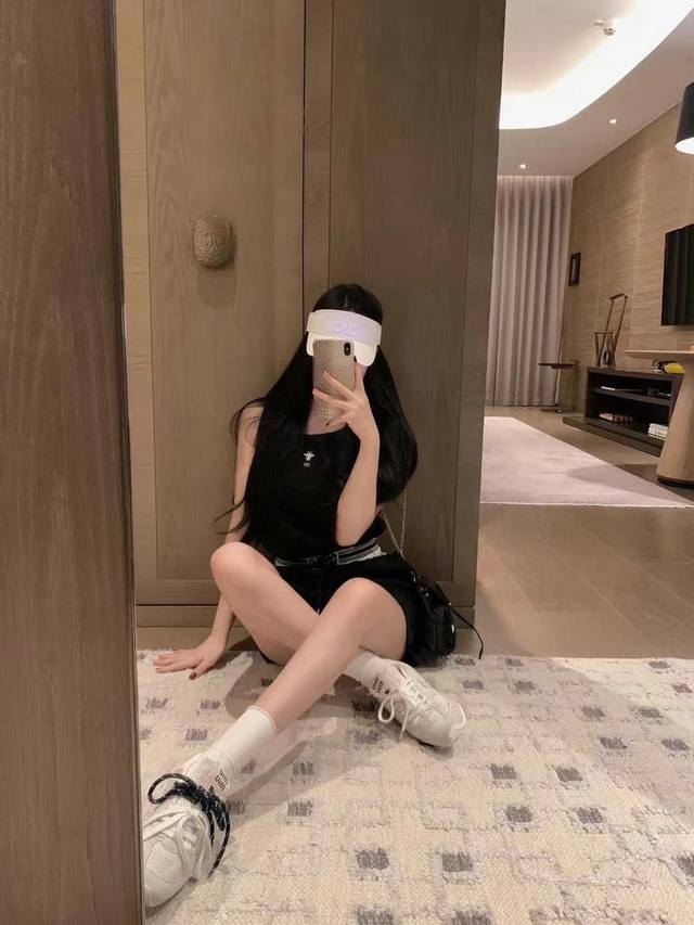 上新 迪奥 25Ss小蜜蜂运动套装 慵懒随性套装 小宽松版型显瘦 面料细腻柔软 运动吸汗透气 手感清凉舒适 上身也很减龄～ 颜色：黑色 白色 码数：Sml S码