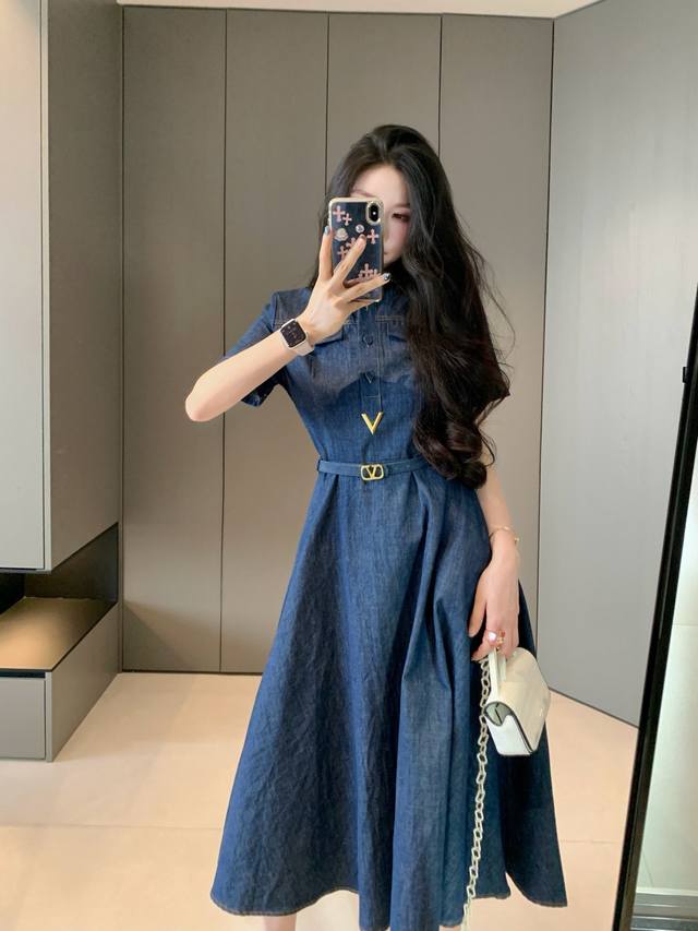 上新 华伦天奴 2025Ss新款牛仔连衣裙 定位活性酵洗 养眼设计 少女机能风 可甜可盐 上身帅气又拉风。复古洗水牛仔重新诠释了时髦精单品，设计版型百搭不挑人！