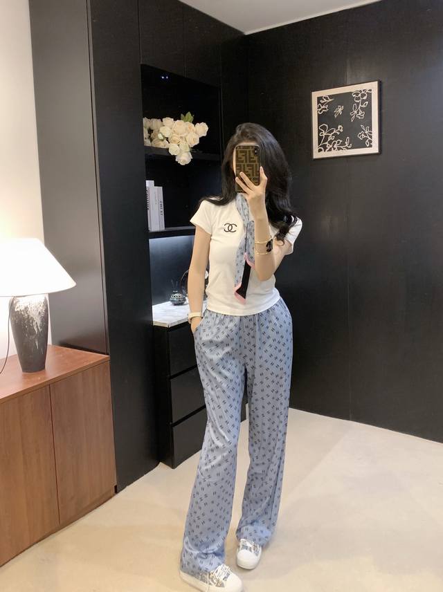 上新 Chane* 小香 25Ss新款老花字母套装～独家设计款，定制老花字母面料，搭配同系列丝巾，模特上身均为大货实拍，配丝巾三件套！！ 颜色：白色 码数：Sm