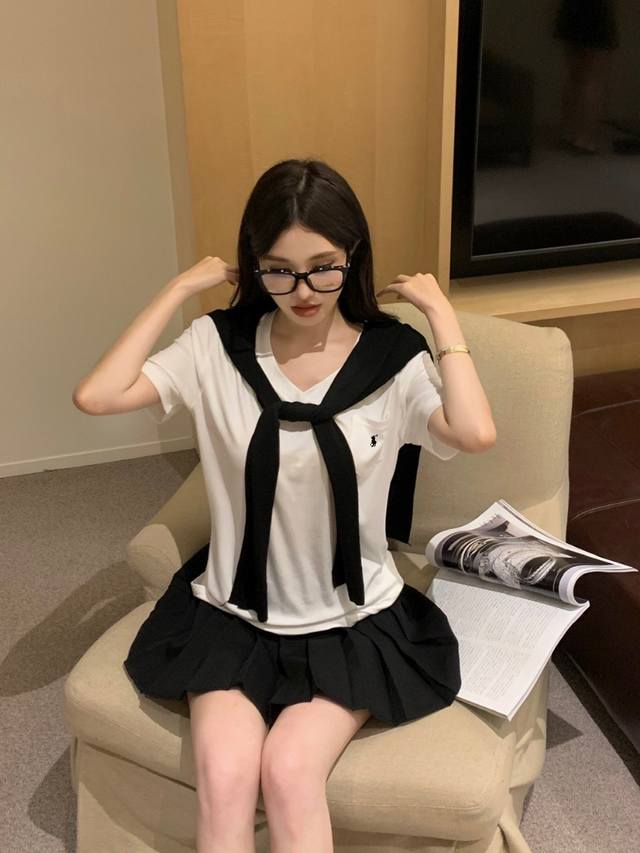 上新 三件套 Rl 拉夫 姐妹们！发现一套能穿到黑白配神仙套装！！ 软糯白T+披肩+百褶裙的黄金组合 自带清冷学姐氛围感 黑白配色又酷有美超显瘦！！ 三件拆开搭