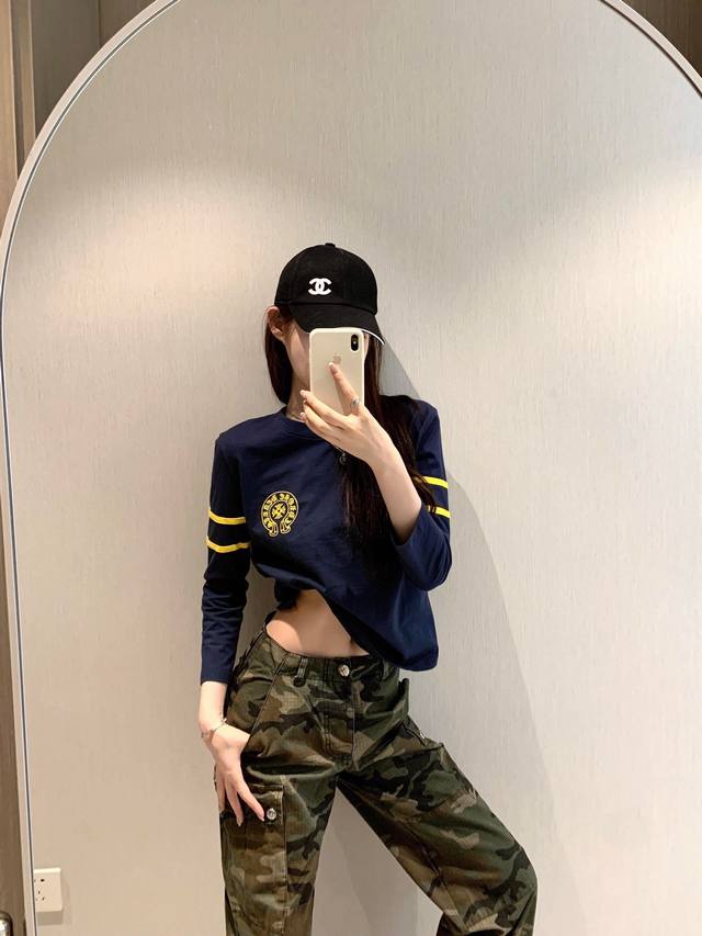 上新 . 克罗心 梵文马蹄Tee～ 伦敦限定 宽松版型的剪裁，让棉质面料保持舒适垂感 这件T恤将东方符号与现代设计语言融合，打造出独特的文化休闲风格！ 颜色：蓝