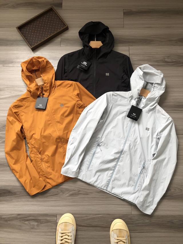 K家 Climbing 徽标字母Logo反光印花 男女款全天候户外登山徒步轻量化防水透气防晒防晒服皮肤衣. 颜色：浅灰色 焦糖色 黑色. 材质：防晒透气面料.