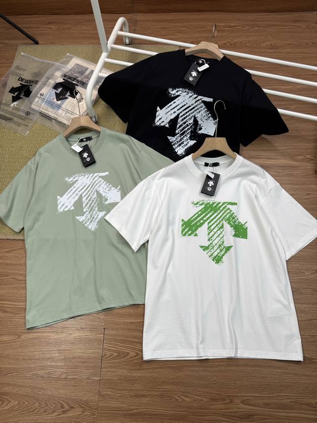 高品质，雪梨纸精包装 Descente 迪桑特柜子情侣款圆领短袖T恤，柜子同步 明星同款 上身帅气时尚个性潮流短袖T恤！简单有个性，上身效果巨帅，打底外穿都很好