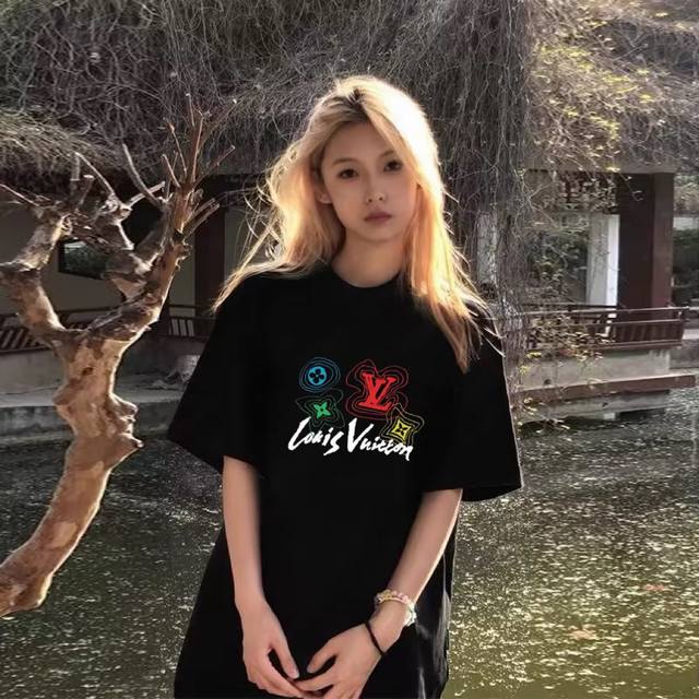 供 Louis Vuittons 路易威登 24Ss Lv新款彩色字母短袖T恤 采用230克双纱纯棉面料，超级质感柔软透气 上身舒服 品牌元素设计理念 体现高品