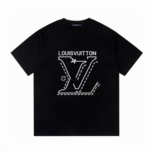 供 Lv路易威登夏季新款大Logo字母印花短袖T恤 采用进口机械印花的工作原理接近于染色宽松袖管，上身效果宽松休闲，三标齐全男女同款！ 定织定染100%全棉面料