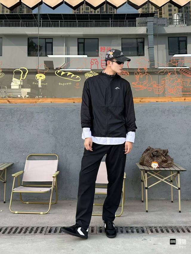 供 耐克2025Ss:柜子同步更新上市Nike耐克轻薄外套皮肤衣防晒衣 穿上身冰冰凉凉的感觉 情侣款 可男女同款！ 连帽拉链设计 内里全包边 内外里也是设计了两
