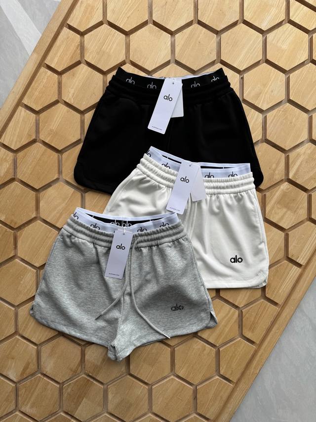 夏日必备短裤Alo女士短裤夏季休闲运动款 腰部的假两件字母弹力腰设计好有Feel版型是那种A字型的！版型超级好看！长度足够！跑步坐下也不容易漏 松紧腰带 烫钻L