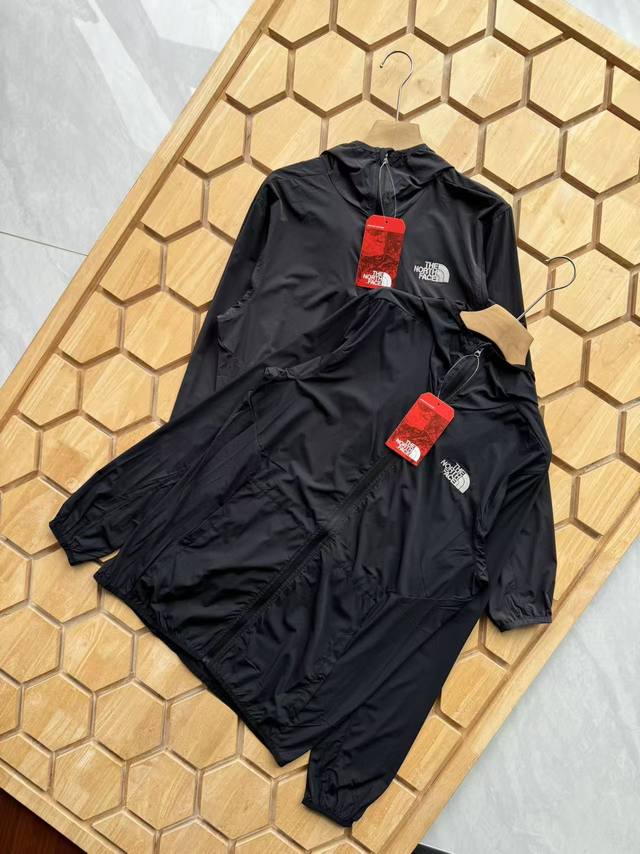 轻若无物，强悍防护 The North Face 皮肤衣，城市户外的全天候铠甲 黑 灰 两色 尺码M-2Xl * 轻量化先锋：** 克重仅如羽毛，随身携带仿若无