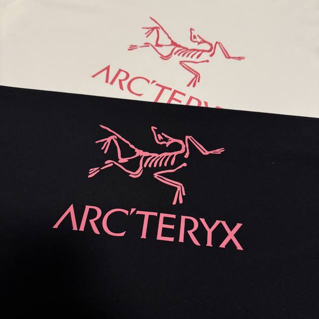 Arc'teryx 始祖鸟 经典款限定宽松情侣运动圆领短袖 精选260克32支全棉双纱面料，高克重和高支数使其手感既厚实又细腻，挺括有型，上身即显高级质感，亲肤