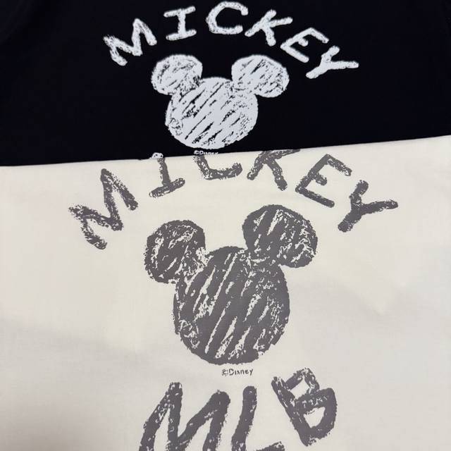 Mlb洋基海外限定款米奇美版情侣短袖来袭，必须入手！ 经典棒球队Logo，这可是风靡全球的时尚标志，上身瞬间变身街头潮流焦点，独特设计超吸睛！ 全面面料质感拉满
