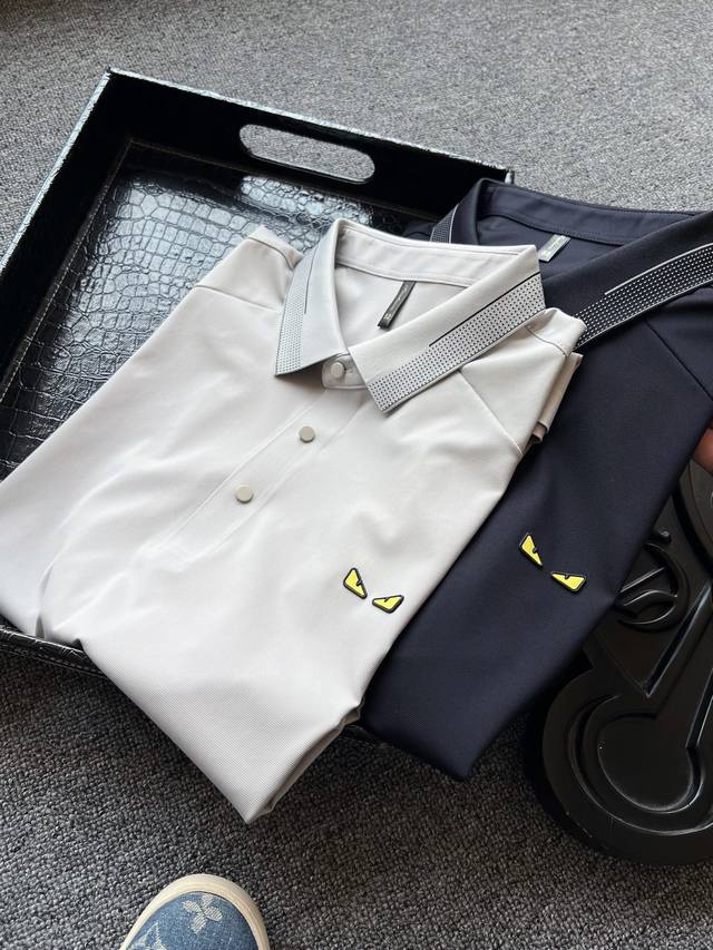 专柜顶奢Polo衫！ 人气爆款！Fendi 芬迪专柜新品小怪兽高奢无缝短袖Polo衫！恒隆在售万元级，款号：2581 芬迪家今年高端定制液氨锦棉面料！拿到手第一