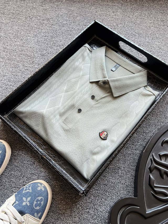 顶奢冰氧玉蚕丝！ 人气爆款！Moncler 蒙口专柜新品高奢暗纹提花薄荷绿冰氧玉蚕丝无痕短袖Polo衫！恒隆在售万元级，款号：2589 蒙口家今年最新冰氧玉蚕丝