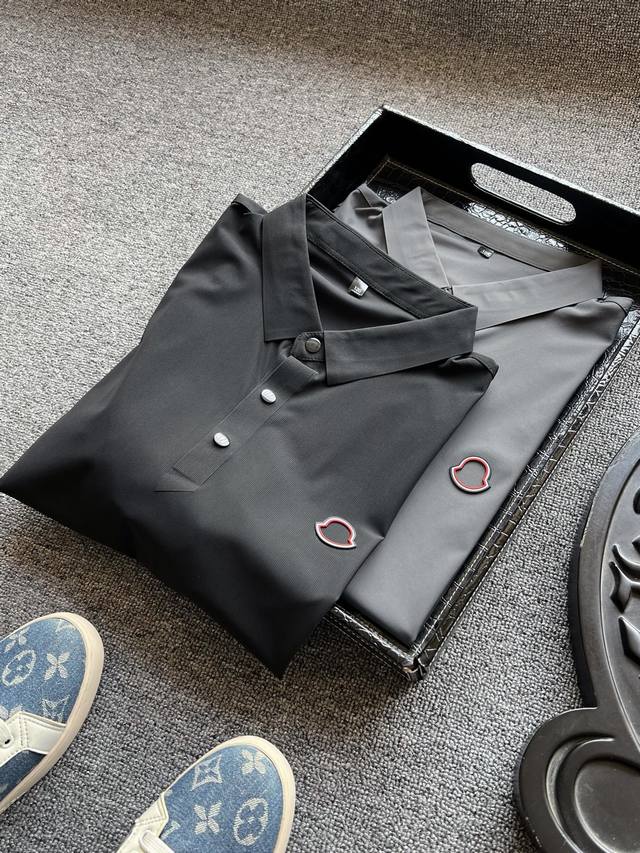 专柜顶级冰氧锦棉！ 人气爆款！Moncler 蒙口专柜新品轻奢商务休闲无痕短袖Polo衫！恒隆在售万元级，款号：9901 蒙口家今年最新液氨锦棉面料，带有冰凉因