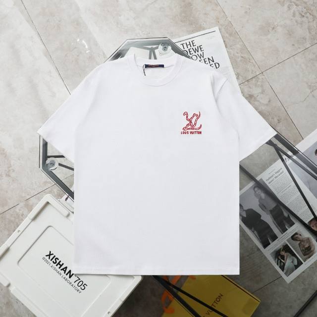 上新 纯原臻品 顶级复刻 Louis Vuitton 路易威登前后刺绣休闲短袖T恤 颜色：黑色 白色 购入原版开模打造，全套定制辅料，细节决定成败。 Louis