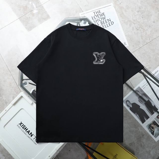 上新 纯原臻品 顶级复刻 Louis Vuitton 路易威登 新款前后贴布刺绣Logo圆领短袖T恤 颜色: 白色 黑色 购入原版开模打造，全套定制辅料，细节决