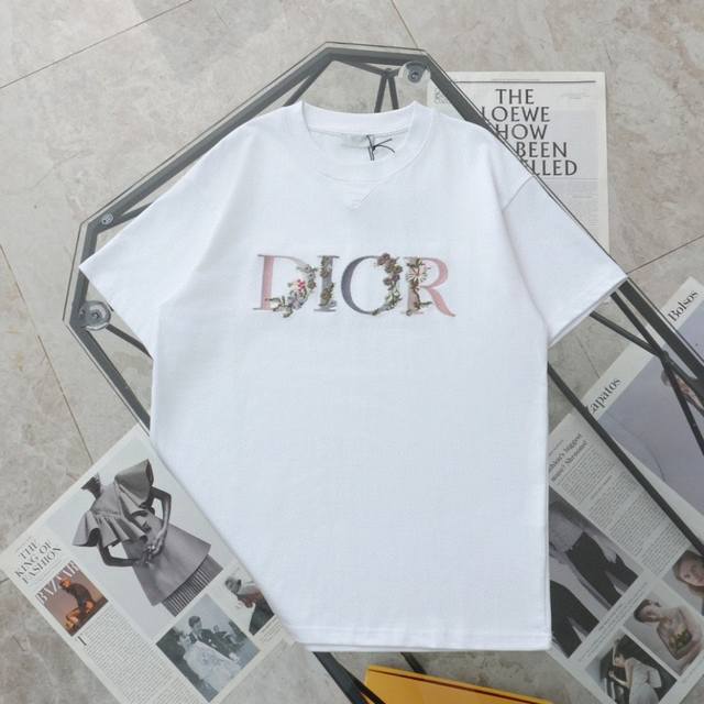 上新 纯原臻品 顶级复刻 Dior 迪奥 新款花卉刺绣Logo休闲圆领短袖T恤 款号：342 颜色：黑色 白色 购入原版开模打造，全套定制辅料，细节决定成败。