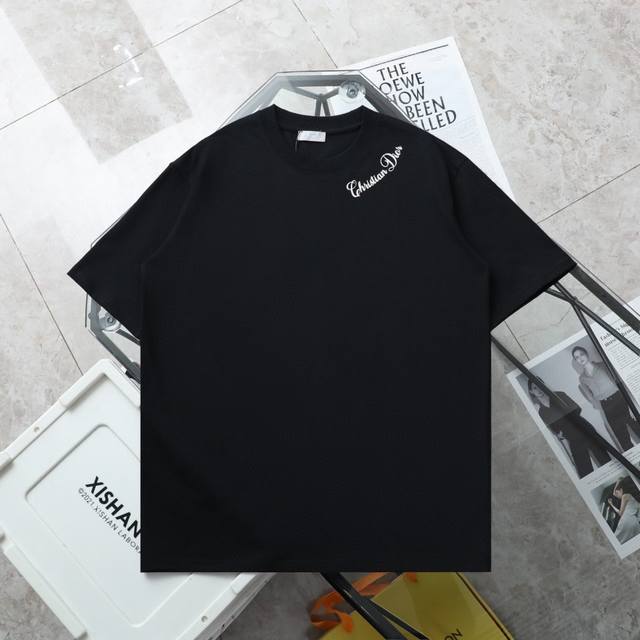上新 纯原臻品 顶级复刻 Dior 迪奥 新款领口印花休闲圆领短袖T恤 款号: 3323 颜色: 黑色 购入原版开模打造，全套定制辅料，细节决定成败。 迪奥 全