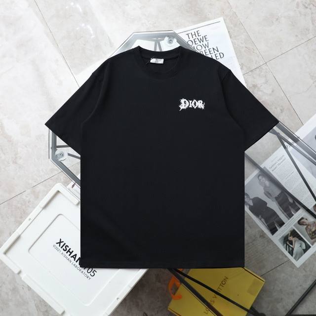 上新 纯原臻品 顶级复刻 Dior 迪奥 新款印花休闲圆领短袖T恤 颜色: 黑色 白色 购入原版开模打造，全套定制辅料，细节决定成败。 迪奥 全称为克里斯汀 迪