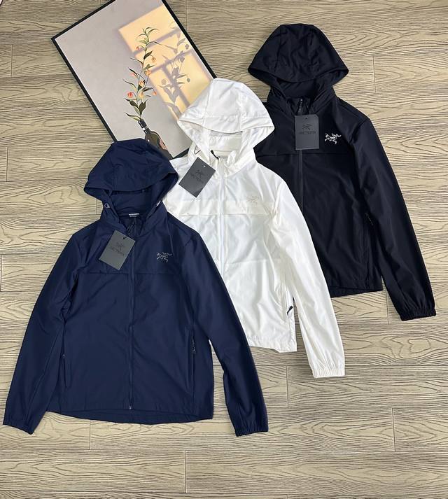 男款 Arc'teryx 始祖鸟三色刺绣小Logo皮肤衣防晒外套 机能薄型夹克小冲锋衣皮肤衣防晒衣！ 鸟家防晒衣最新款，夏季必备！ 防晒指数50+认证款！高端品