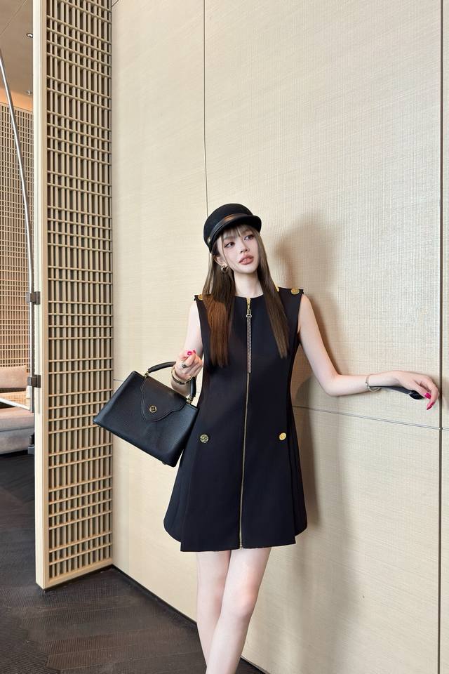 Louis Vuitton Lv 驴家金扣拉链圆领压褶连衣裙 款号：25673906152 颜色：黑色 尺码：Sml S码80-95斤 M码95-110斤 L码