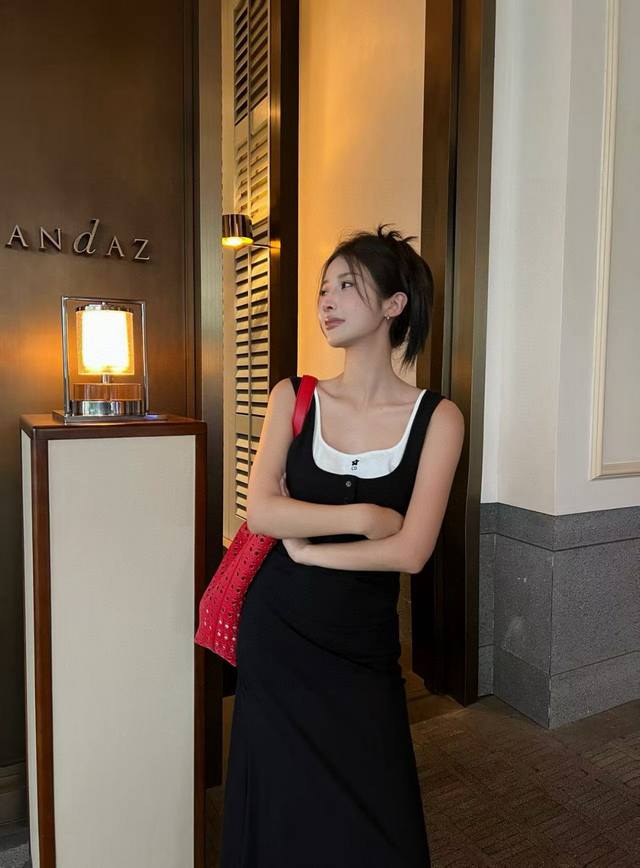Dior迪奥Cd五角星刺绣假两件撞色背心连衣裙 款号：25670706086 颜色：灰色 黑色 尺码：Sml S码80-95斤 M码95- 斤 L码 -125斤
