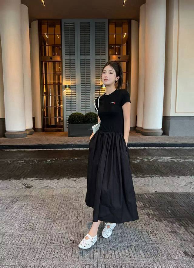 Miumiu缪缪字母小帆船刺绣圆领短袖拼接连衣裙 款号：25670706065 颜色：白色 黑色 尺码：Sml S码80-95斤 M码95- 斤 L码 -125