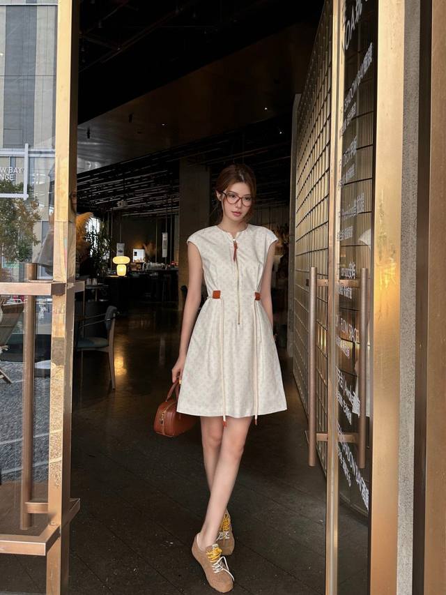 Louis Vuitton Lv 驴家定制拉链满印老花四叶草字母印花无袖连衣裙 款号：25670706148 颜色：图片色 尺码：Sml S码80-95斤 M码