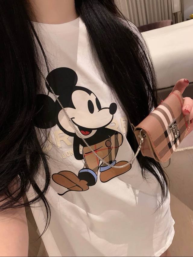 Burberry 巴宝莉Bbr字母米奇印花圆领短袖T恤配包包 款号：25672705943 颜色：黑色 白色 尺码：均码 80-125斤