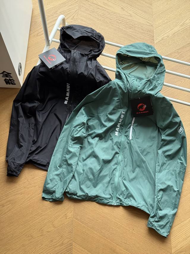 供 Mammut猛犸象 25Ss 胸口有 轻量透气防风衣皮肤衣 S~Xxl 黑色 绿色 轻量化速干Upf70防晒面料，面料料柔软舒适，亲肤透气，全身三处印花点缀