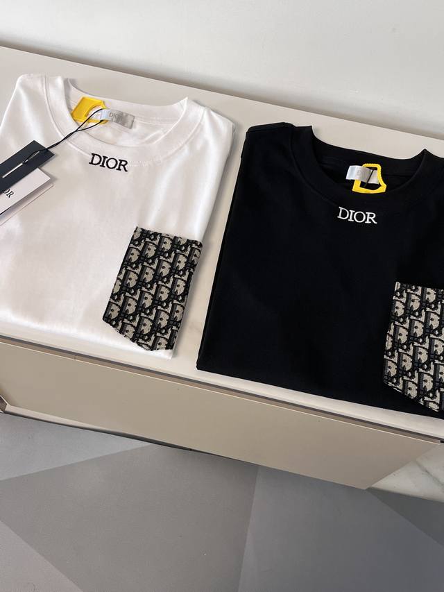 经典款 Dior 迪奥贴布口袋图案刺绣短袖T恤，尺码：Xs~L，宽松版型，男女同款都可驾驭。 定织定染280克面料，质感舒适柔软，肤感很棒，没有糙感。上身后垂感