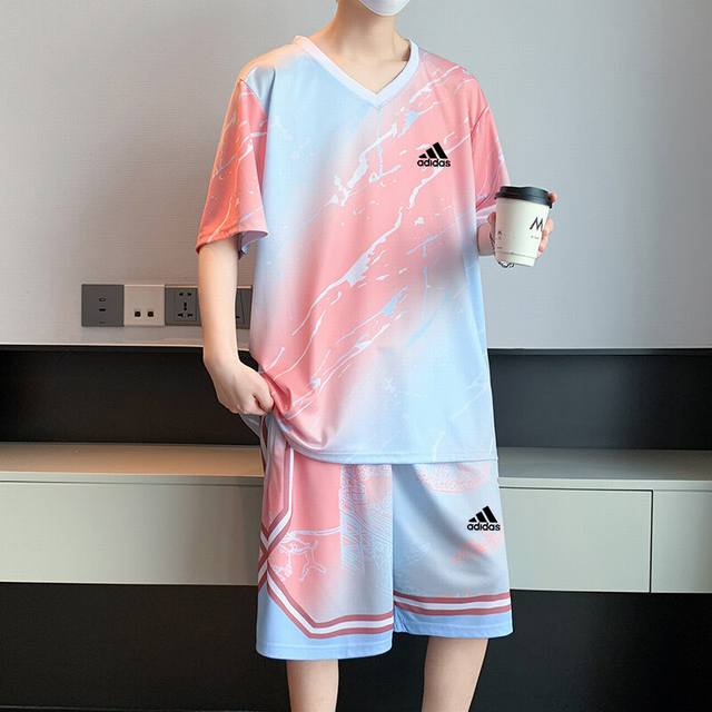 Adidas阿迪达斯25Ss新款高品质冰丝速干运动短裤短袖运动套装！ 衣服裤子版型宽松 细节完美 采用梭织面料耐磨耐脏 立体裁剪宽松版型 进口印花反复水洗不会开