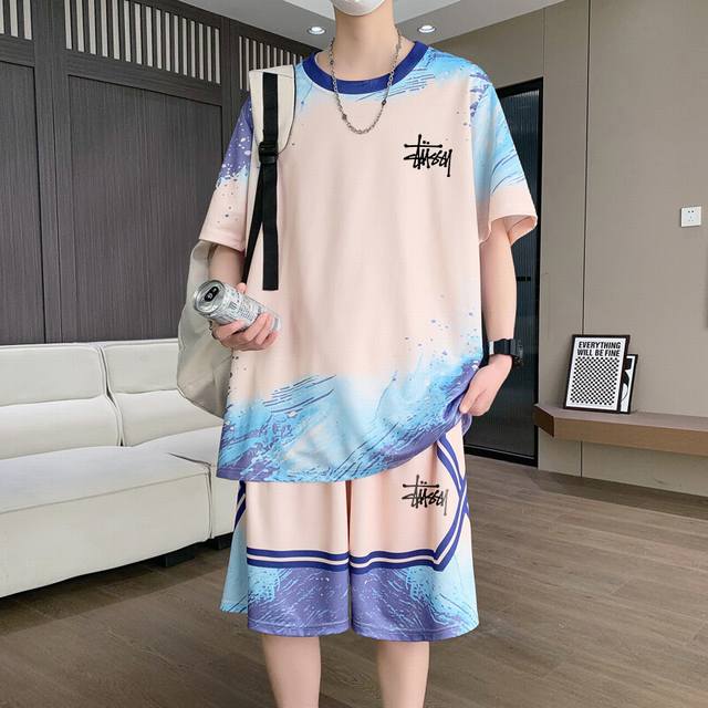 斯图西25Ss新款高品质冰丝速干运动短裤短袖运动套装！ 衣服裤子版型宽松 细节完美 采用梭织面料耐磨耐脏 立体裁剪宽松版型 进口印花反复水洗不会开裂脱落，男女同