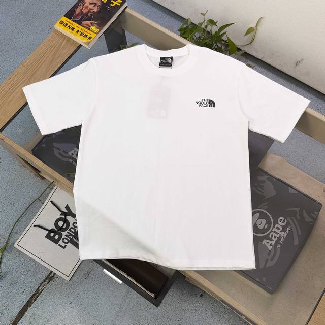 上新 款号：Dg25642 2025新款The North Face北面Tnf后背窗花图案Logo字母印花休闲情侣短袖T恤，经典图案设计，朋克不羁！！采用250