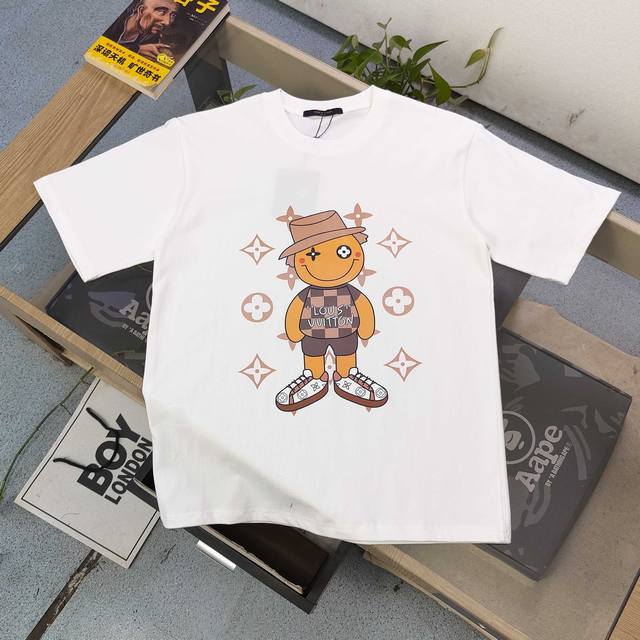 上新 款号：Dg25649 2025新款Louis Vuitton路易威登Lv稻草人图案Logo字母印花休闲情侣短袖T恤，经典图案设计，朋克不羁！！采用250G