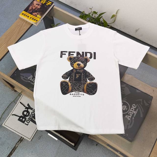 上新 款号：Dg25645 2025新款Fendi芬迪玩偶熊图案Logo字母印花休闲情侣短袖T恤，经典图案设计，朋克不羁！！采用250G克重纯棉面料，印花很稳固