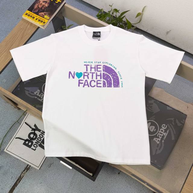 上新 款号：Dg25638 2025新款The North Face北面Tnf蜡笔画图案Logo字母印花休闲情侣短袖T恤，经典图案设计，朋克不羁！！采用250G