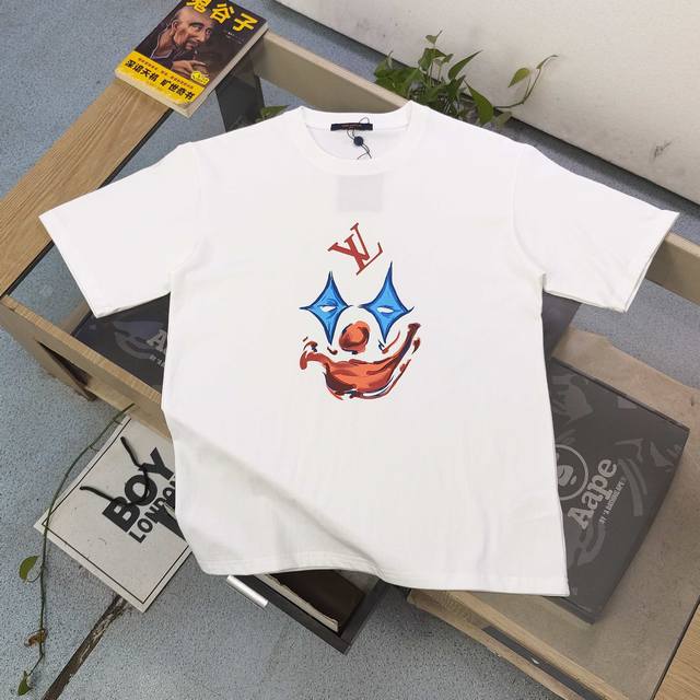 上新 款号：Dg25667 2025新款Louis Vuitton路易威登Lv小丑面容图案Logo字母印花休闲情侣短袖T恤，经典图案设计，朋克不羁！！采用250