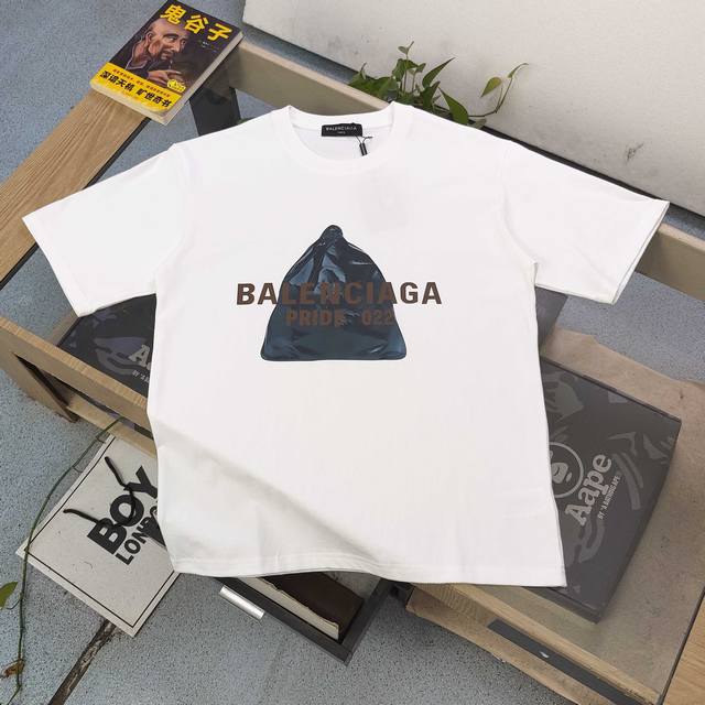 上新 款号：Dg25666 2025新款Balenciaga巴黎世家垃圾袋图案Logo字母印花休闲情侣短袖T恤，经典图案设计，朋克不羁！！采用250G克重纯棉面