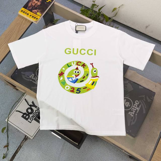 上新 款号：Dg25656 2025新款Gucci古驰蛇年限定图案Logo字母印花休闲情侣短袖T恤，经典图案设计，朋克不羁！！采用250G克重纯棉面料，印花很稳