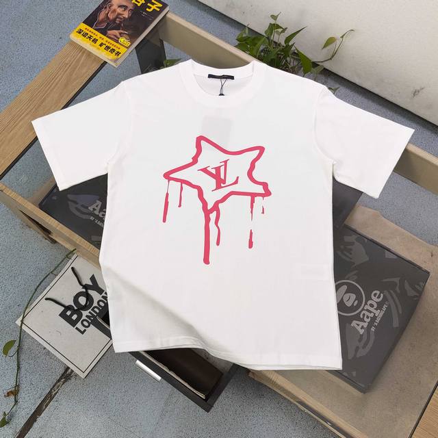 上新 款号：Dg25655 2025新款Louis Vuitton路易威登Lv星星图案Logo字母印花休闲情侣短袖T恤，经典图案设计，朋克不羁！！采用250G克
