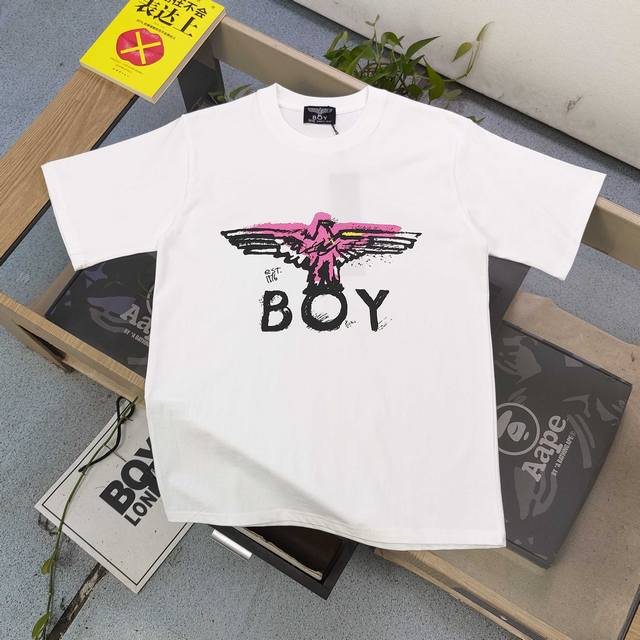 上新 款号：Dg25631 2025新款Boylondon粉色老鹰翅膀Logo图案字母印花休闲情侣短袖T恤，经典图案设计，朋克不羁！！采用250G克重纯棉面料，