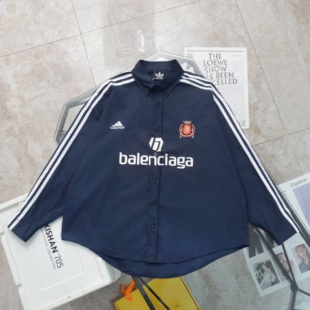 上新 纯原臻品 顶级复刻 Balenciaga 巴黎世家 阿迪达斯 联名三条杠曼联长袖衬衫 颜色：藏青色 购入原版开模打造，全套定制辅料，细节决定成败 巴黎世家