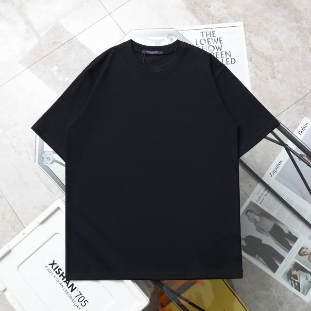 上新 纯原臻品 顶级复刻 Louis Vuitton 路易威登Lv 新款领口Logo刺绣休闲短袖T恤 款号: 313 颜色：黑色 白色 购入原版开模打造，全套定