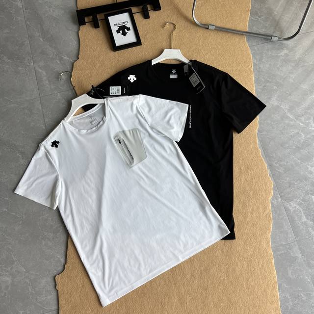 Descente 迪桑特 两色新款银离子抗菌速干自带凉感圆领速干户外休闲短袖T恤 极富潮流元素的一款单品，符合迪家时装美学形态设计，肩膀经典Logo，非常招眼且