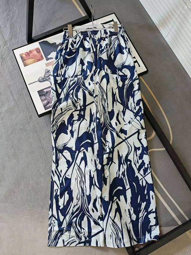 Lululemon Swift Wide Leg大名鼎鼎的青花瓷花裤裤 作为花裤子爱好者怎么可能不入呢 今年Lulu的阔腿裤这个宽松度这个面料太酥糊啦 搭配一个