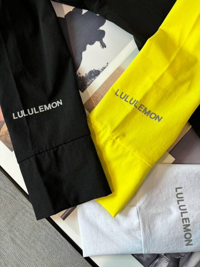 细节图 Lululemon皮肤衣防晒衣袖口Logo字母 Mist Over 不易被水沾湿的面料，就算下雨也不会影响跑步和徒步计划出太阳以后，还可以防晒。又或者收