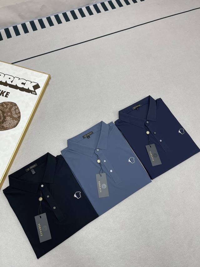 人气爆款！Versace 范思哲 美杜莎Logo全无缝冰氧锦氨Polo衫！恒隆在售万元级 范家今年最新冰氧格纹锦纶面料！手感摸起来冰爽舒适，超高占比锦纶面料，充