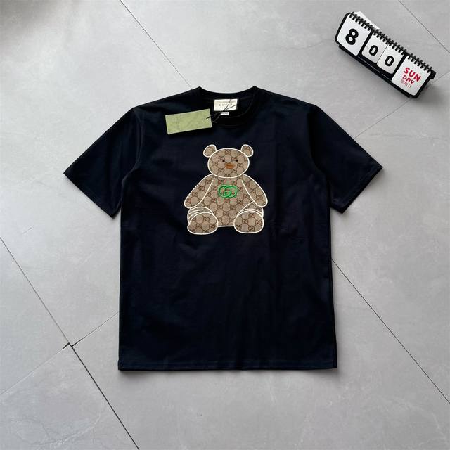 Gucci古驰新款胸前卡通古着小熊休闲圆领短袖T恤男女圆领套头短袖T恤 情侣款 在日常出街的穿搭选择中，Gucci古驰这款短袖T恤堪称吸睛神器。胸口Logo S