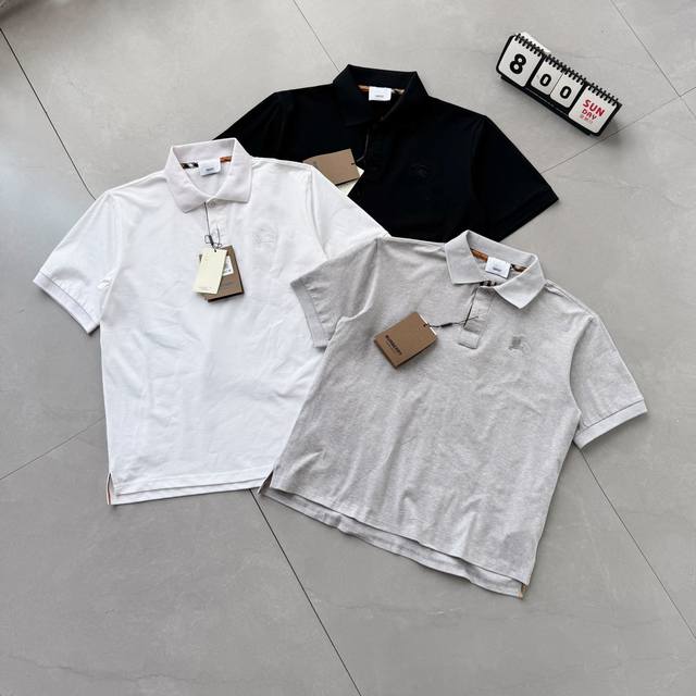 Burberry巴宝莉2025新款男女翻领刺绣Logo休闲短袖Polo衫。 一如既往的硬货，爆款海外版朋友们，胸前战马刺绣，低调的奢华！高端大气的做工等级！！无